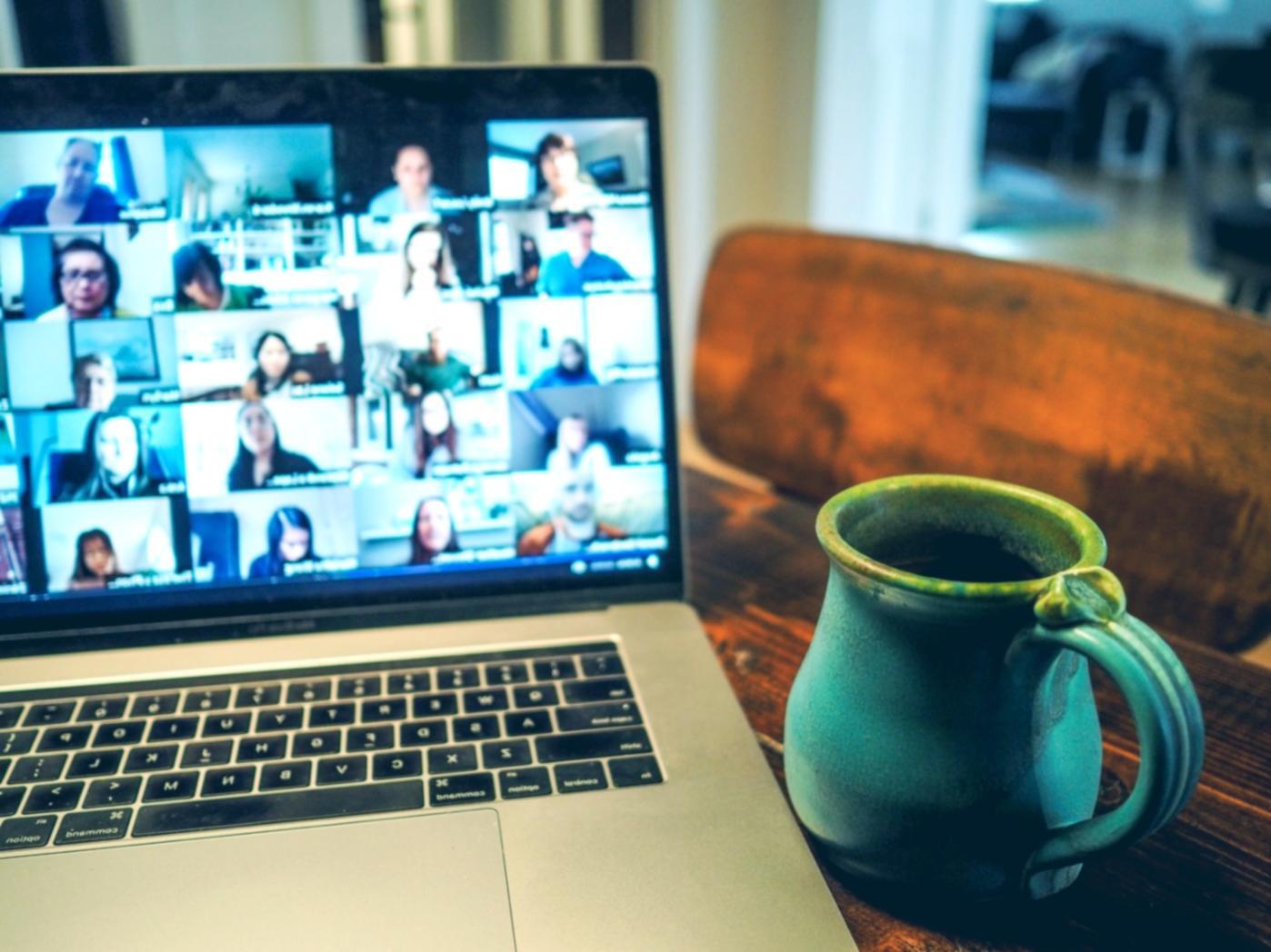 Sesión de formación empresarial en análisis financiero