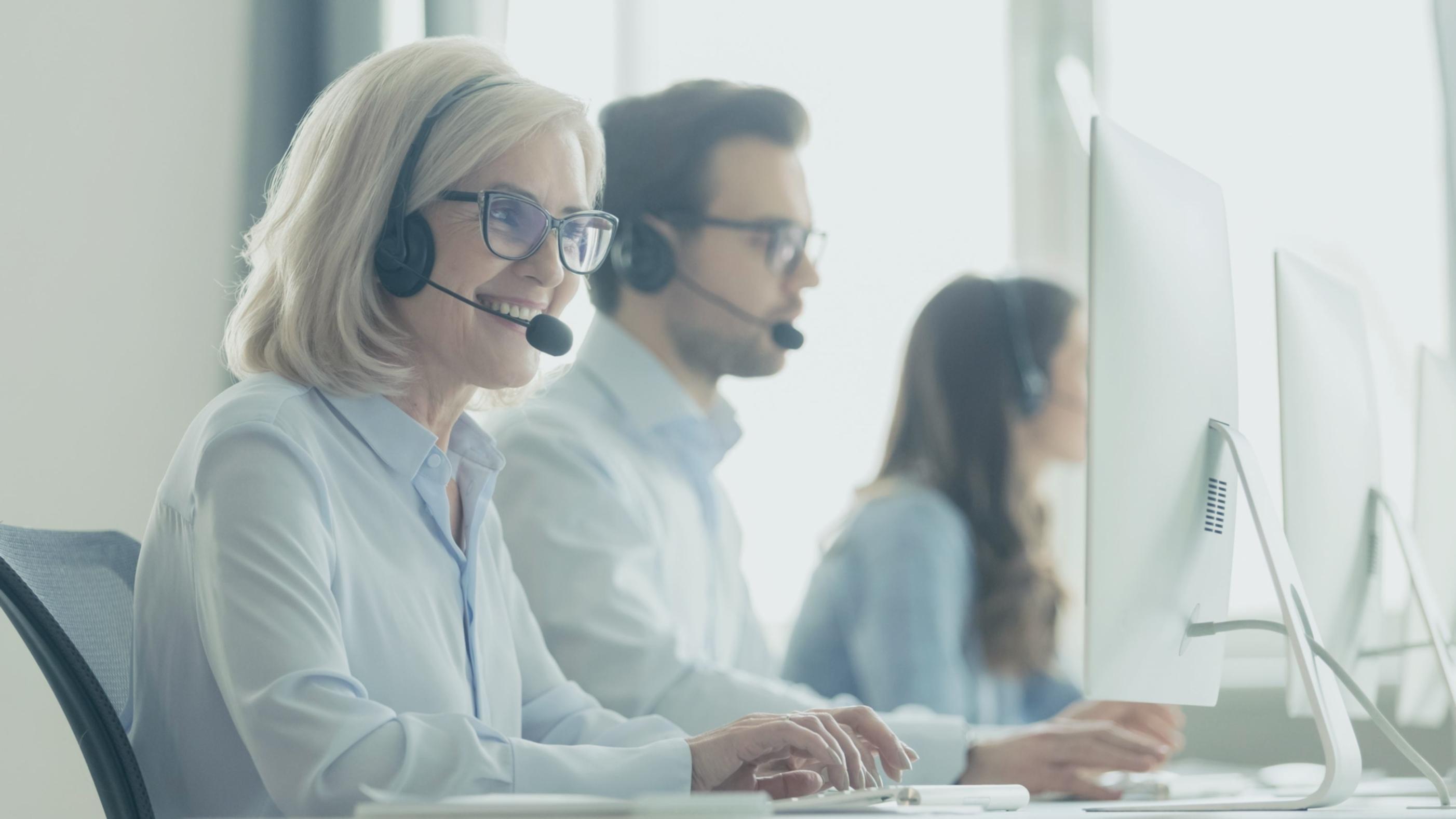 Profesional analizando documentos financieros y proyecciones de presupuesto